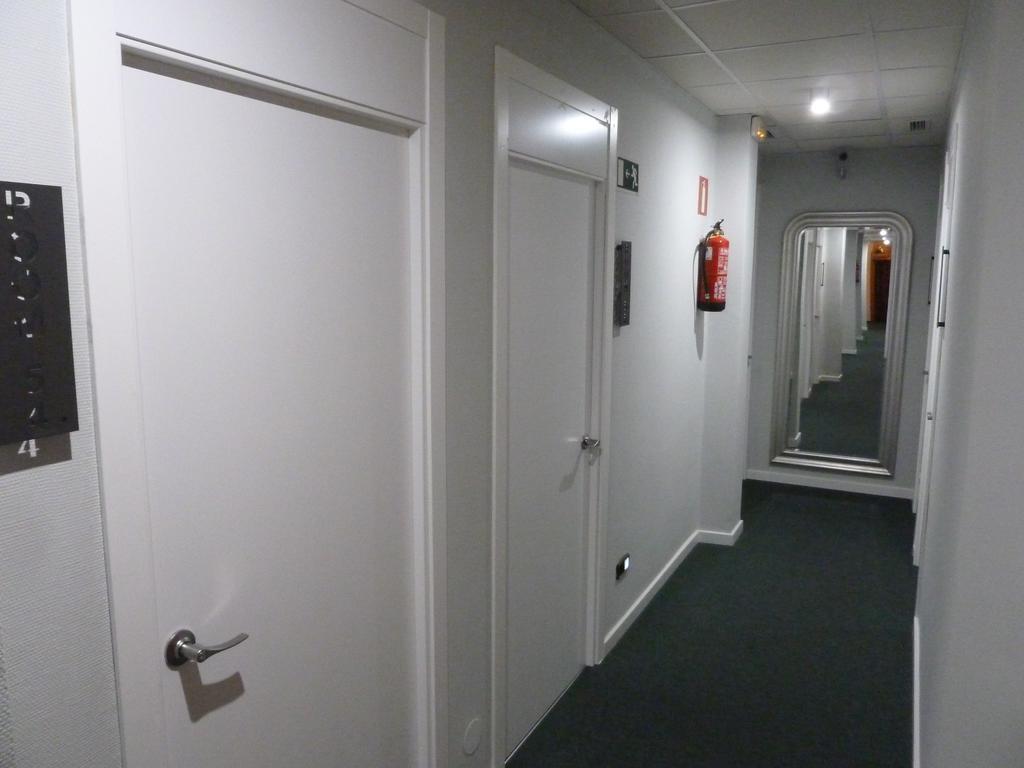 Hostal Lauria Мадрид Екстериор снимка