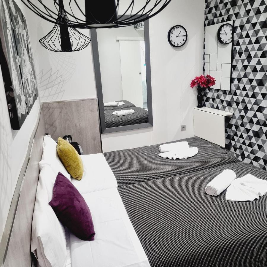Hostal Lauria Мадрид Екстериор снимка