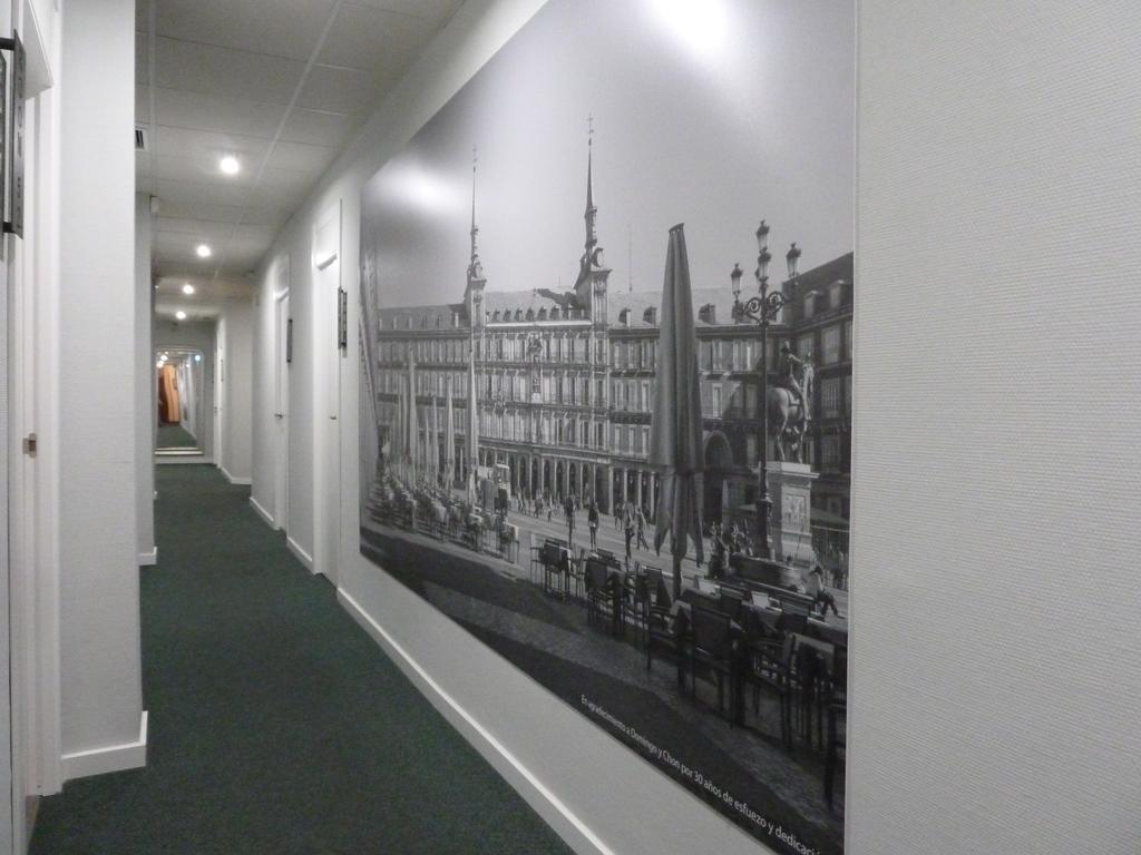Hostal Lauria Мадрид Екстериор снимка